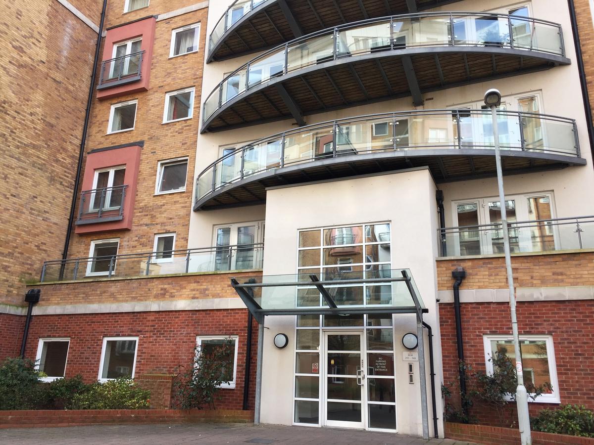 Contemporary Apartments, Balcony & Parking Basingstoke Exterior foto